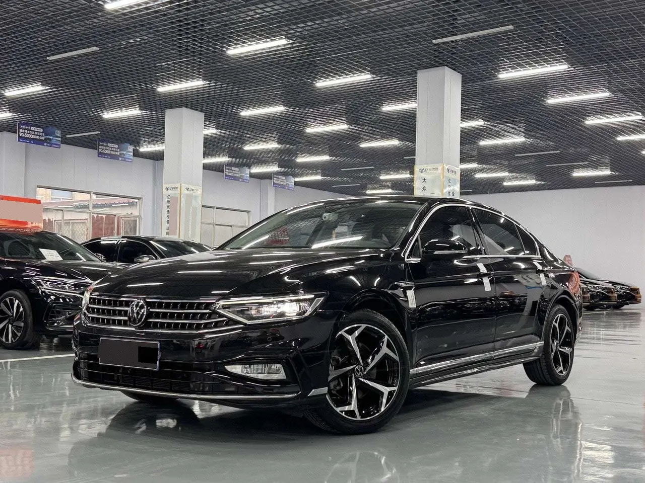 Open image lightbox: Volkswagen 2023 Magotan 2.0TSI 330TSI 2 million Commemorative Luxury Automatic Gear