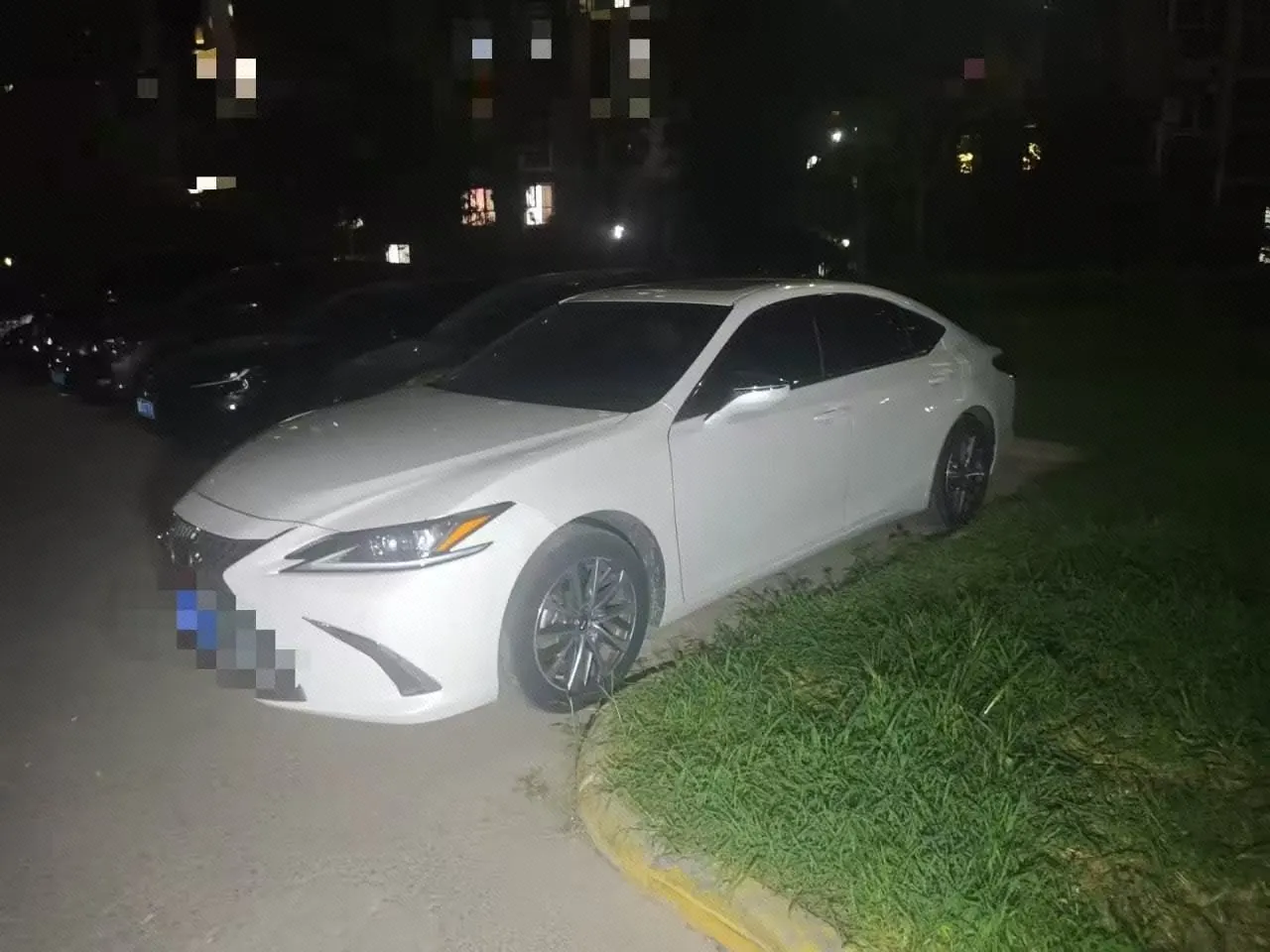 打开图片灯箱:Lexus ES (Imported) 2023 ES200 2.0 Stepless Premium Edition Automatic Gear