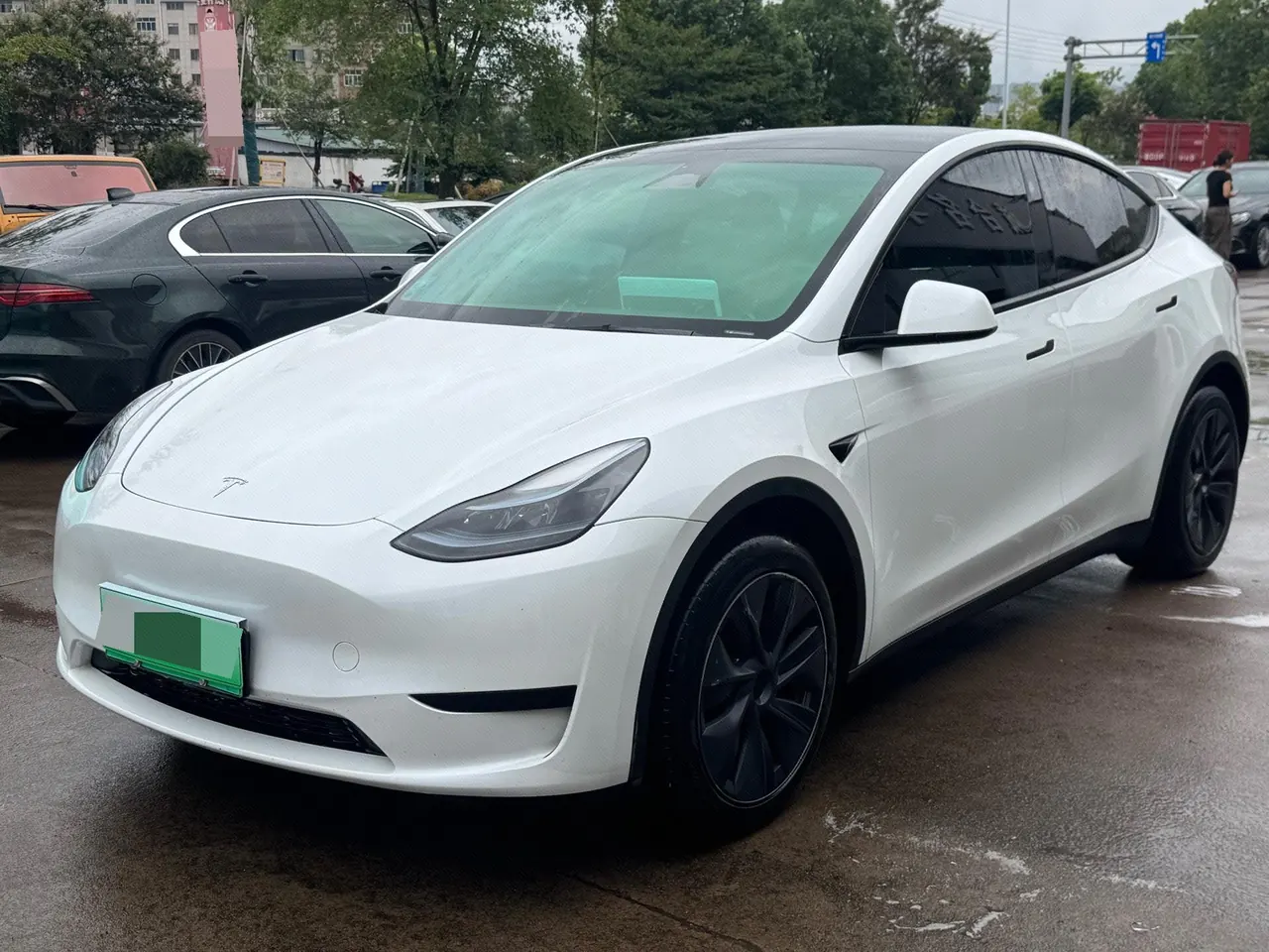 Open image lightbox: Tesla 2024 Model Y rear-wheel drive version automatic transmission