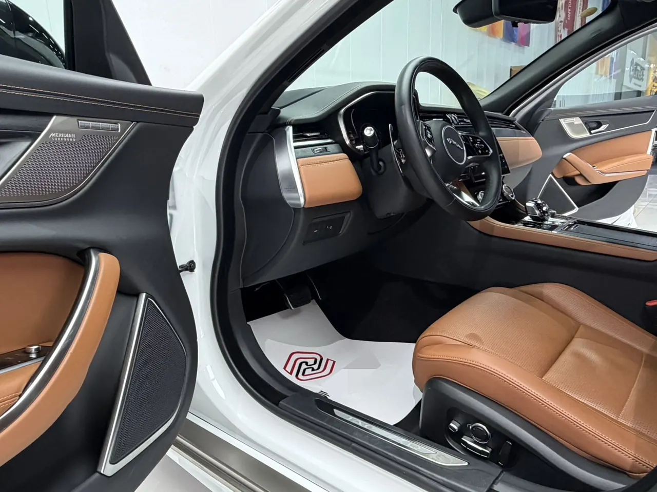 Jaguar 2024 XFL 2.0T P300 Four-wheel Drive Flagship Sports Gold Edition Automatic Gear 4