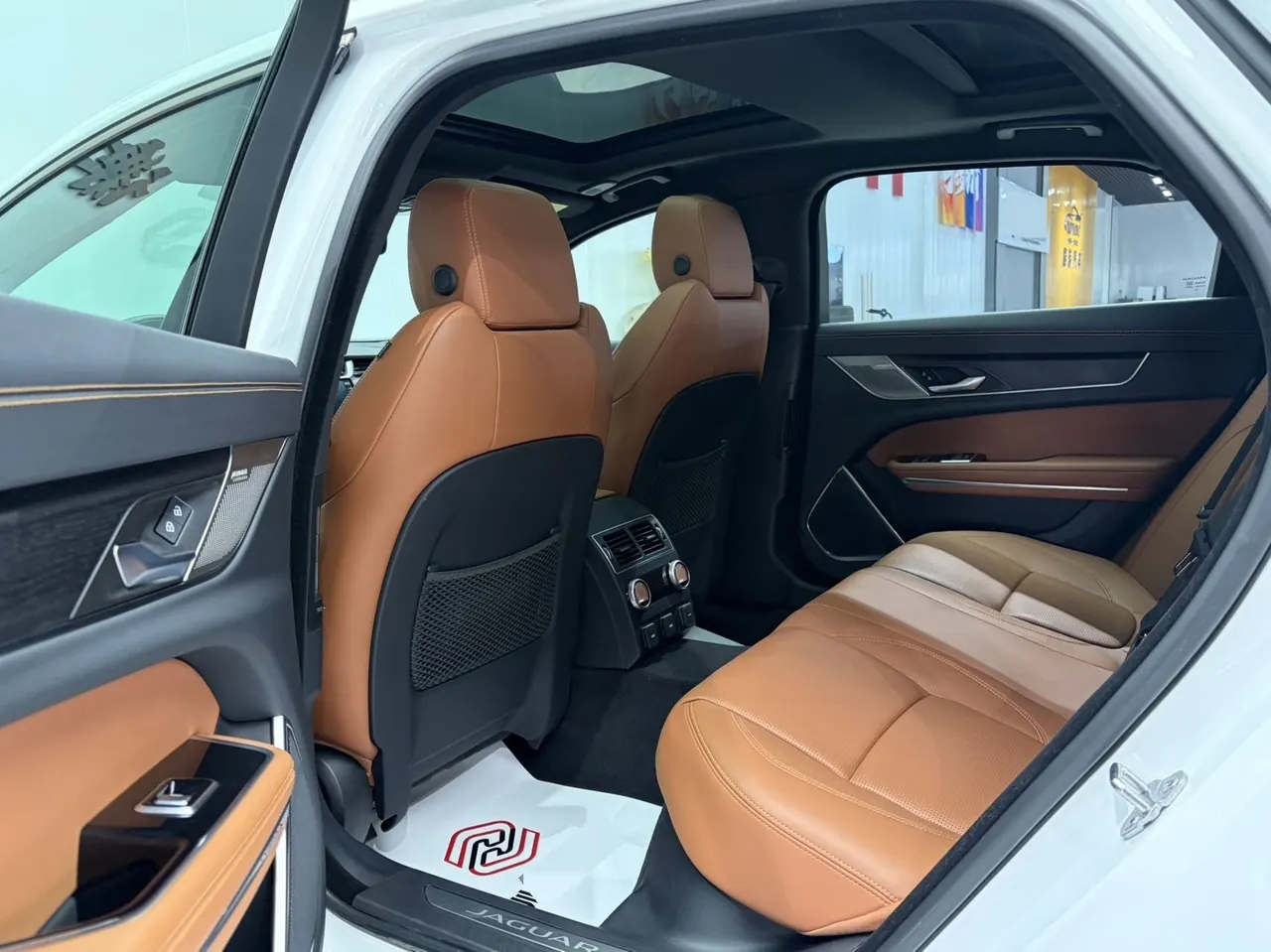 Jaguar 2024 XFL 2.0T P300 Four-wheel Drive Flagship Sports Gold Edition Automatic Gear 7