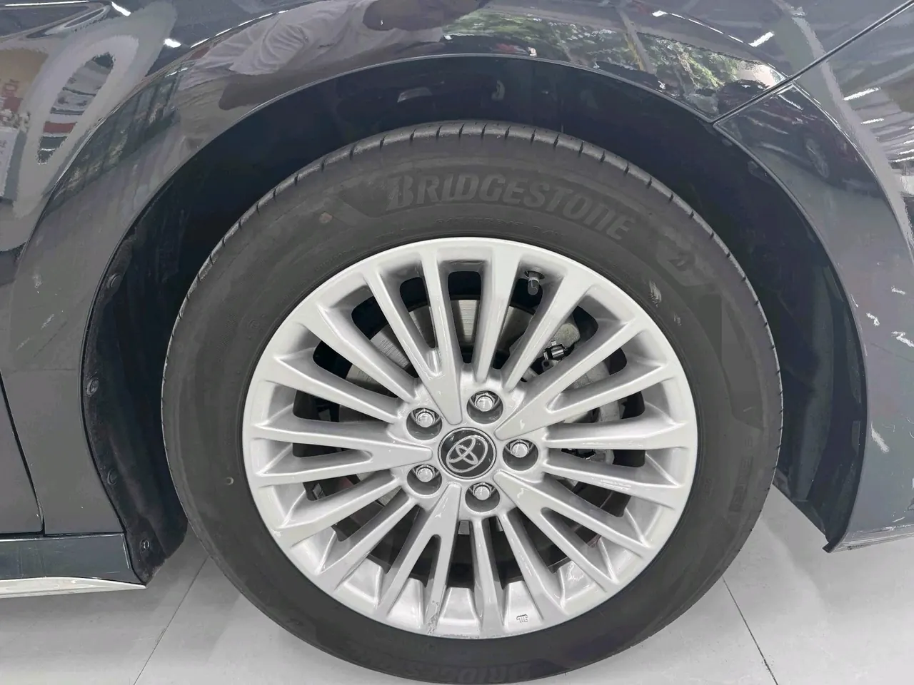 Toyota 2024 Camry 2.0GVP Stepless Deluxe Edition Automatic Transmission 9
