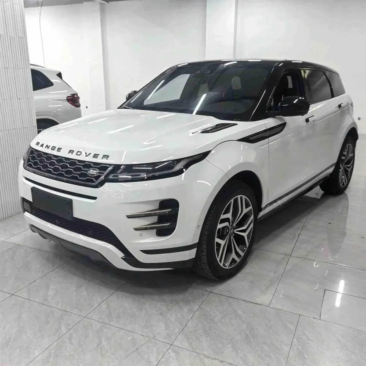 打开图片灯箱:Land Rover 2020 Range Rover Aurora 48V 2.0T 249PS R-DYNAMIC SE Sports Technology Edition Automatic Gear