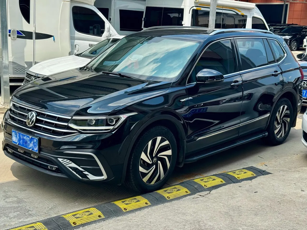Open image lightbox: Volkswagen 2022 Tiguan L 2.0TSI 330TSI Two-Drive Smart Edition Automatic Gear