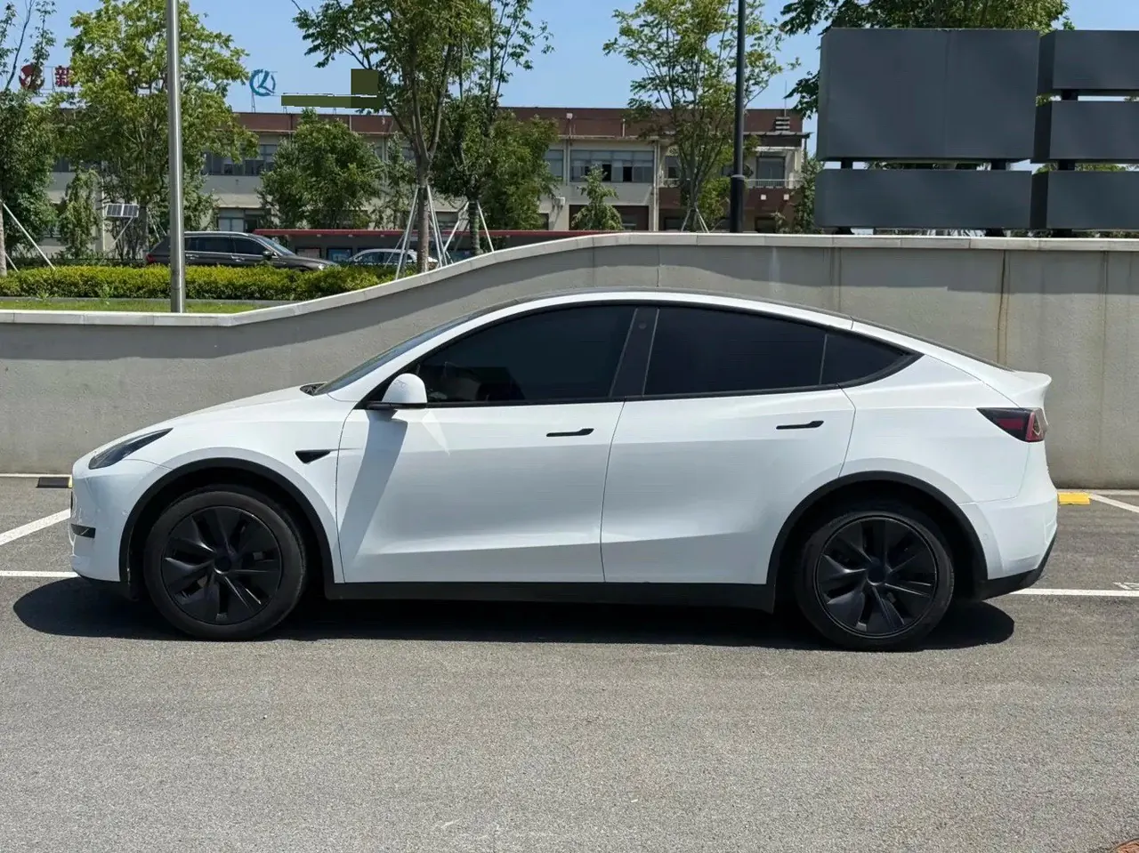 Tesla 2023 Model Y rear-wheel drive version automatic transmission 3