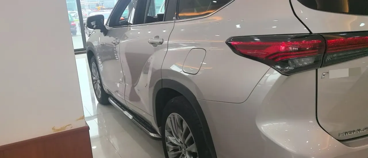 Toyota 2022 Highlander Dual Engine 2.5 Stepless Four-wheel Drive Premium Edition 7-seat Automatic Gear 2