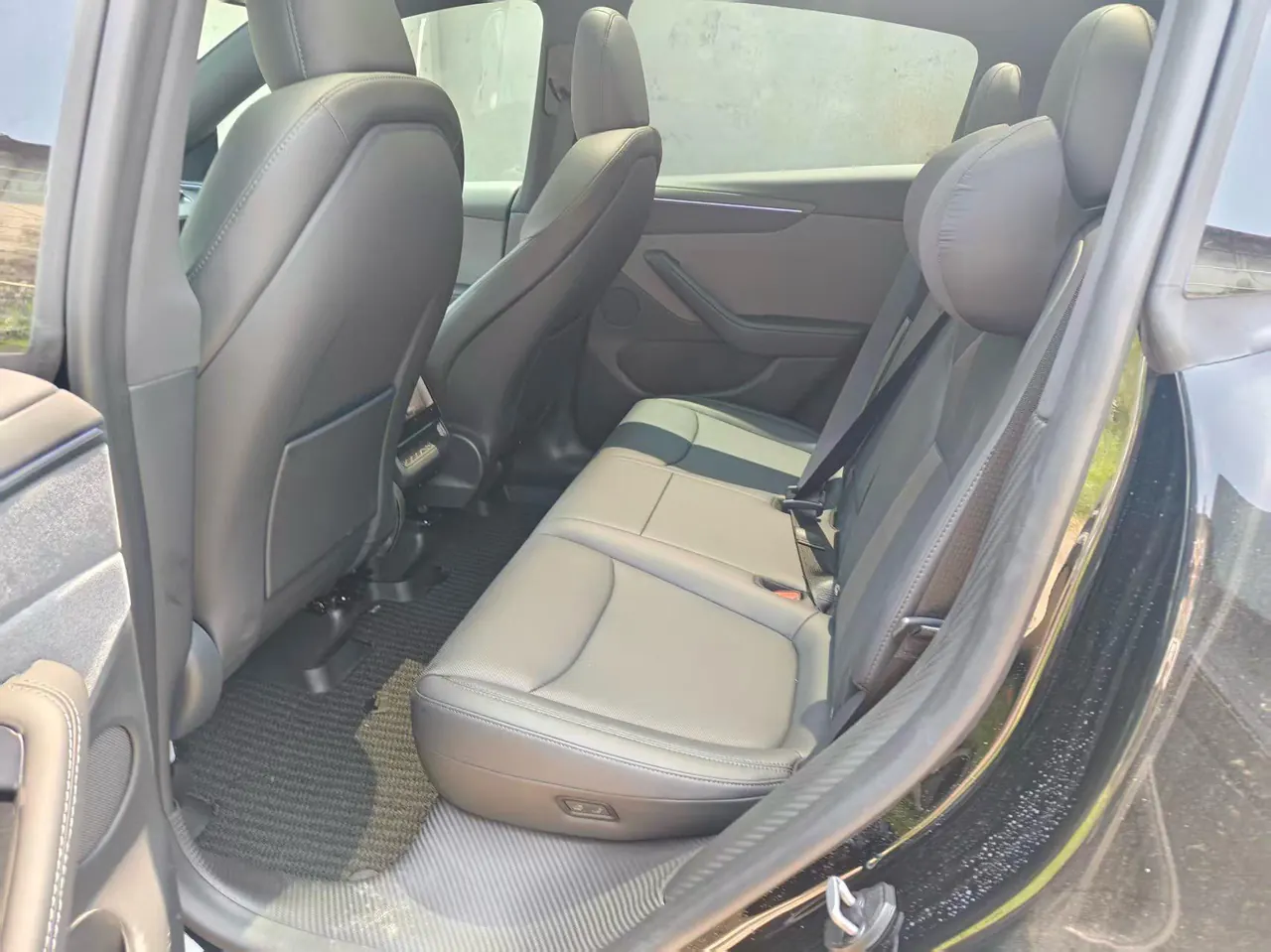Tesla 2026 Model Y Rear-Wheel-Drive Automatic 6