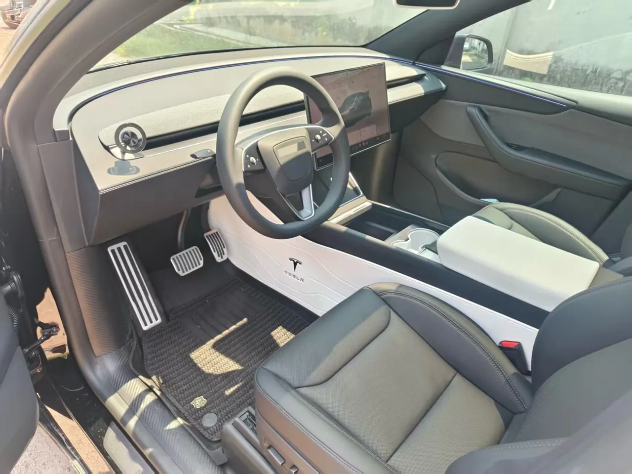 Tesla 2026 Model Y Rear-Wheel-Drive Automatic 7