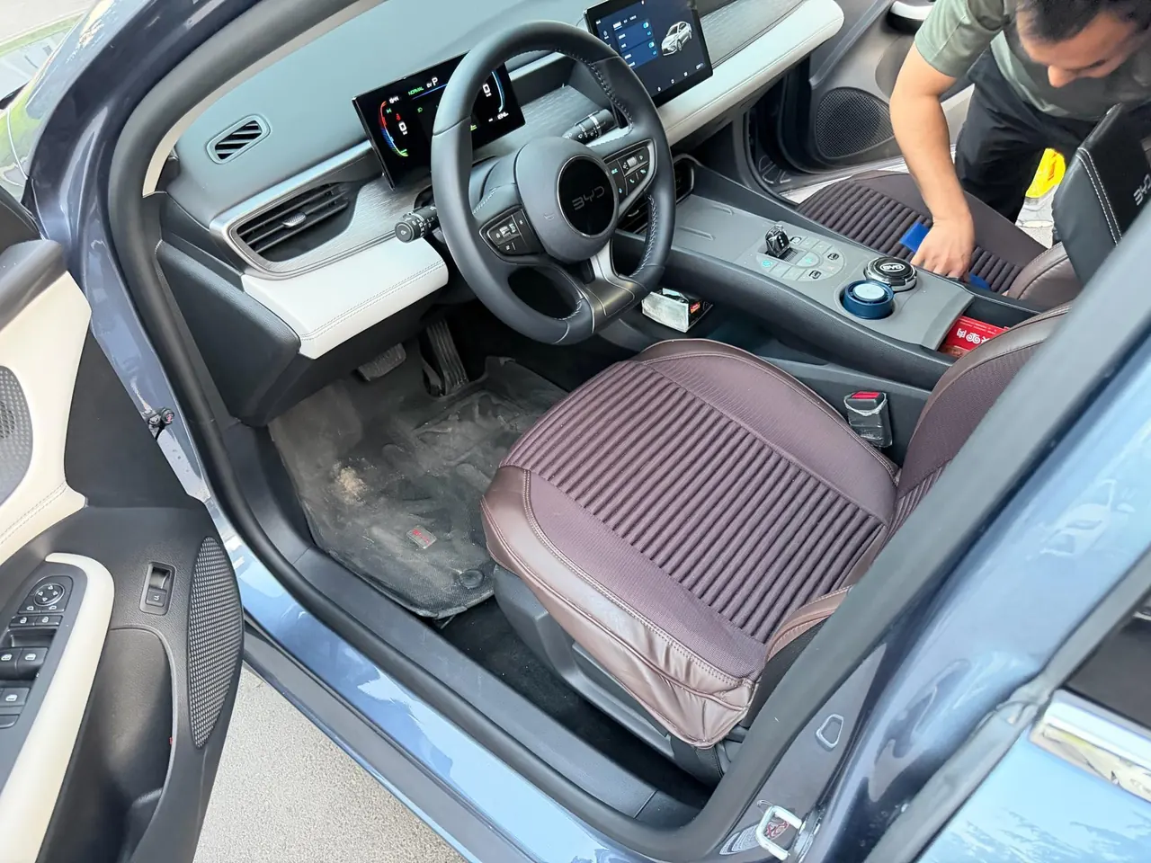 打开图片灯箱:BYD 2025 seals 05 DM-i 1.5 stepless smart driving version 55KM luxury automatic gear