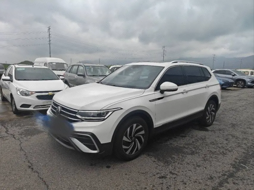 Open image lightbox: Volkswagen 2022 Tiguan L 2.0TSI 330TSI Two-Drive Smart Edition Automatic Gear