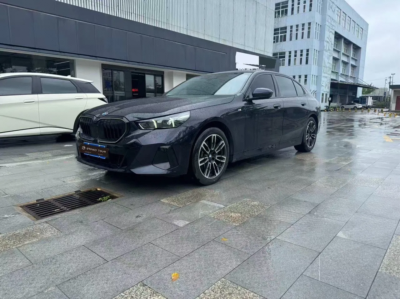 Open image lightbox: BMW 5 Series 2025 530Li 48V 2.0T Leading M Sports Suit Automatic Gear