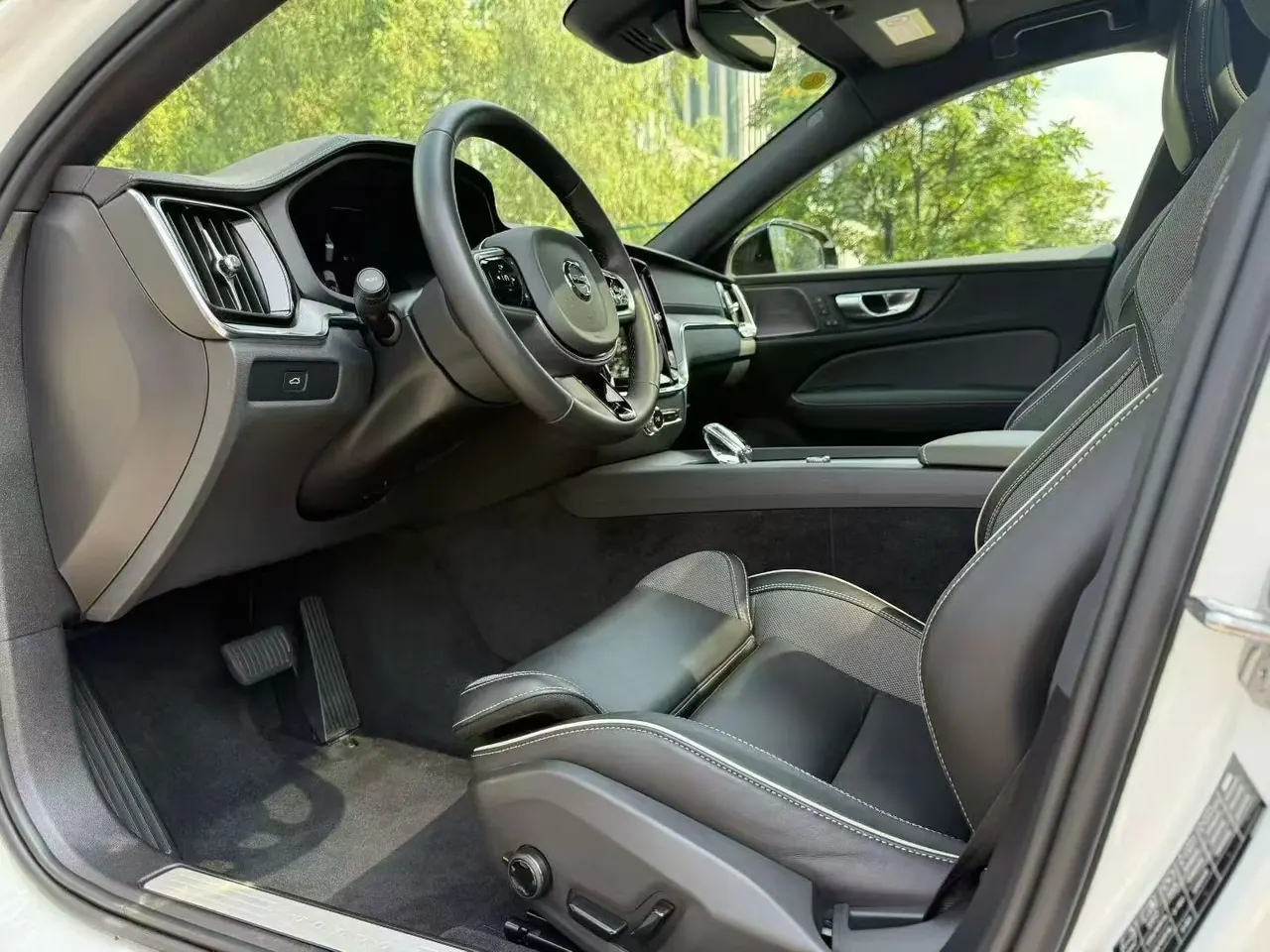 Volvo 2025 S60 48V 2.0T B5 Zhiya Sports Edition Automatic Gear 3