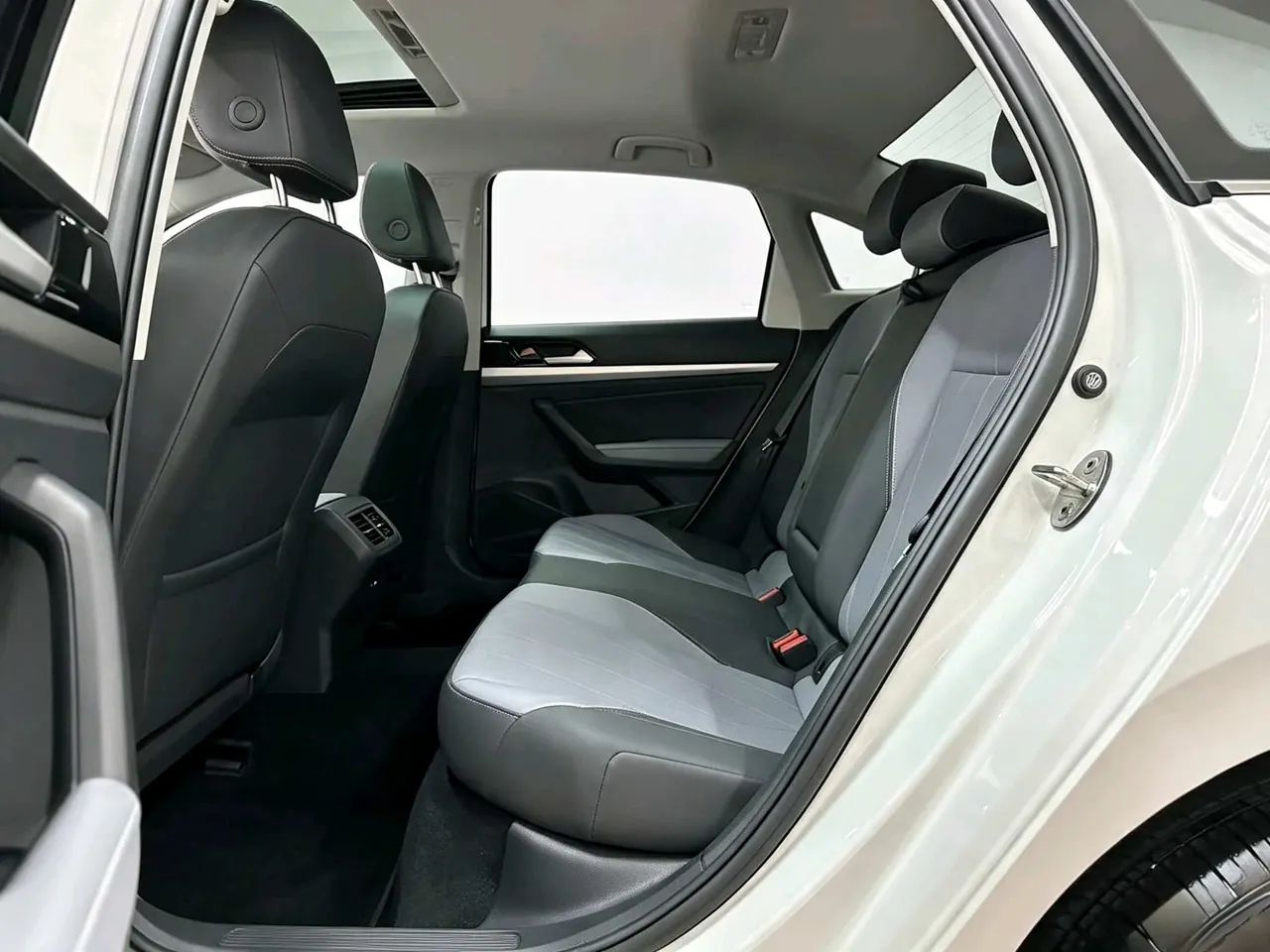 Volkswagen 2023 LaVida 1.5 5 Million Edition Automatic 3