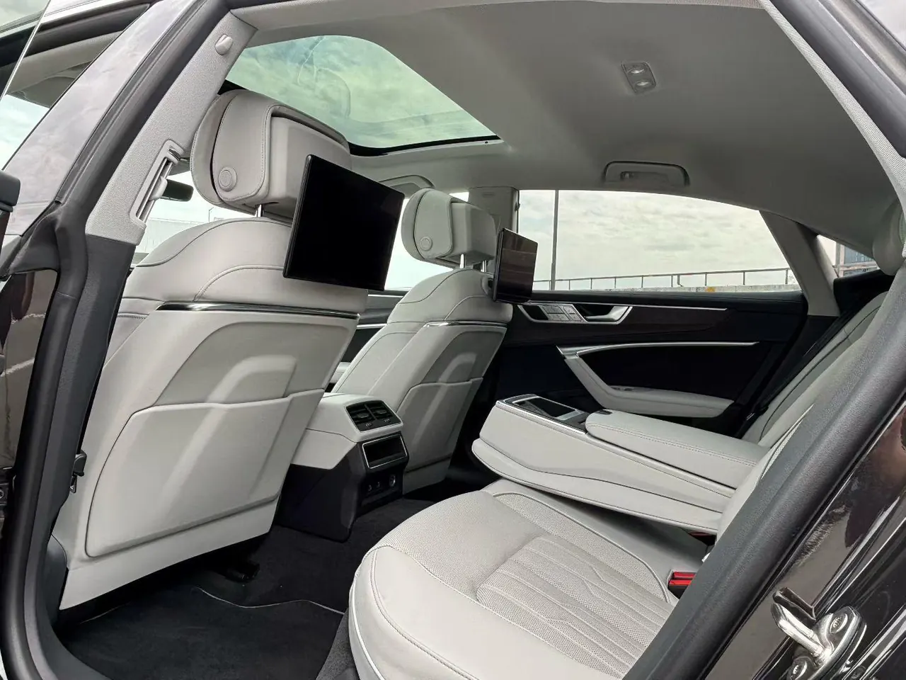 Audi 2024 A7L 48V 3.0TFSI 55TFSI Quattro S-line remote crystal crystal suit automatic gear 6
