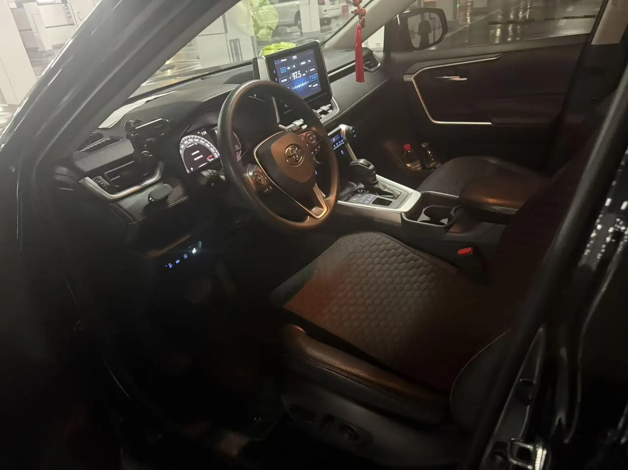 Toyota 2020 RAV4 Rongfeng 2.0 Stepless Four-wheel Drive Fashion Edition Automatic Gear 3