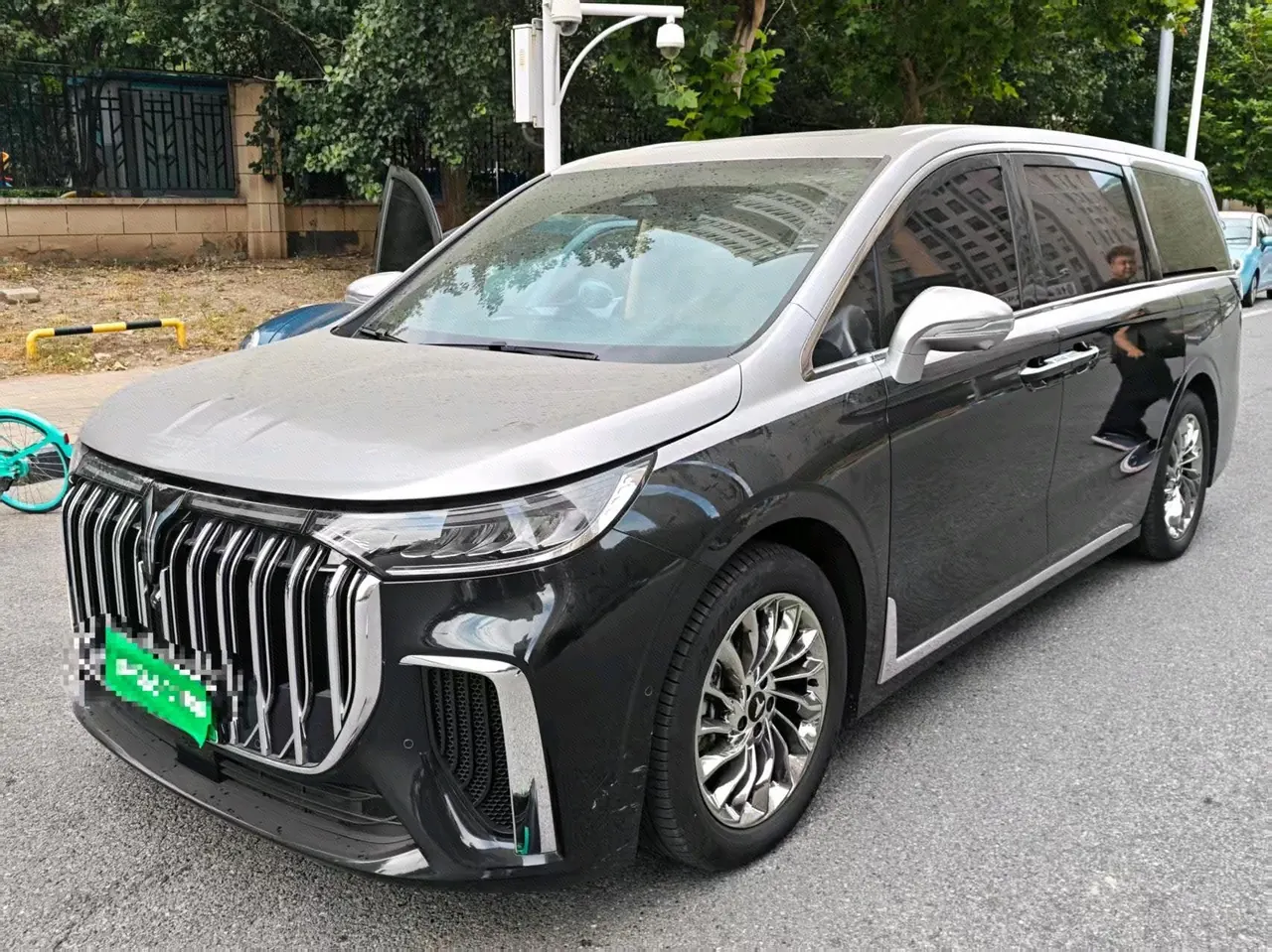 Open image lightbox: Voyah 2024 dreamers PHEV 1.5T long endurance flagship automatic gear
