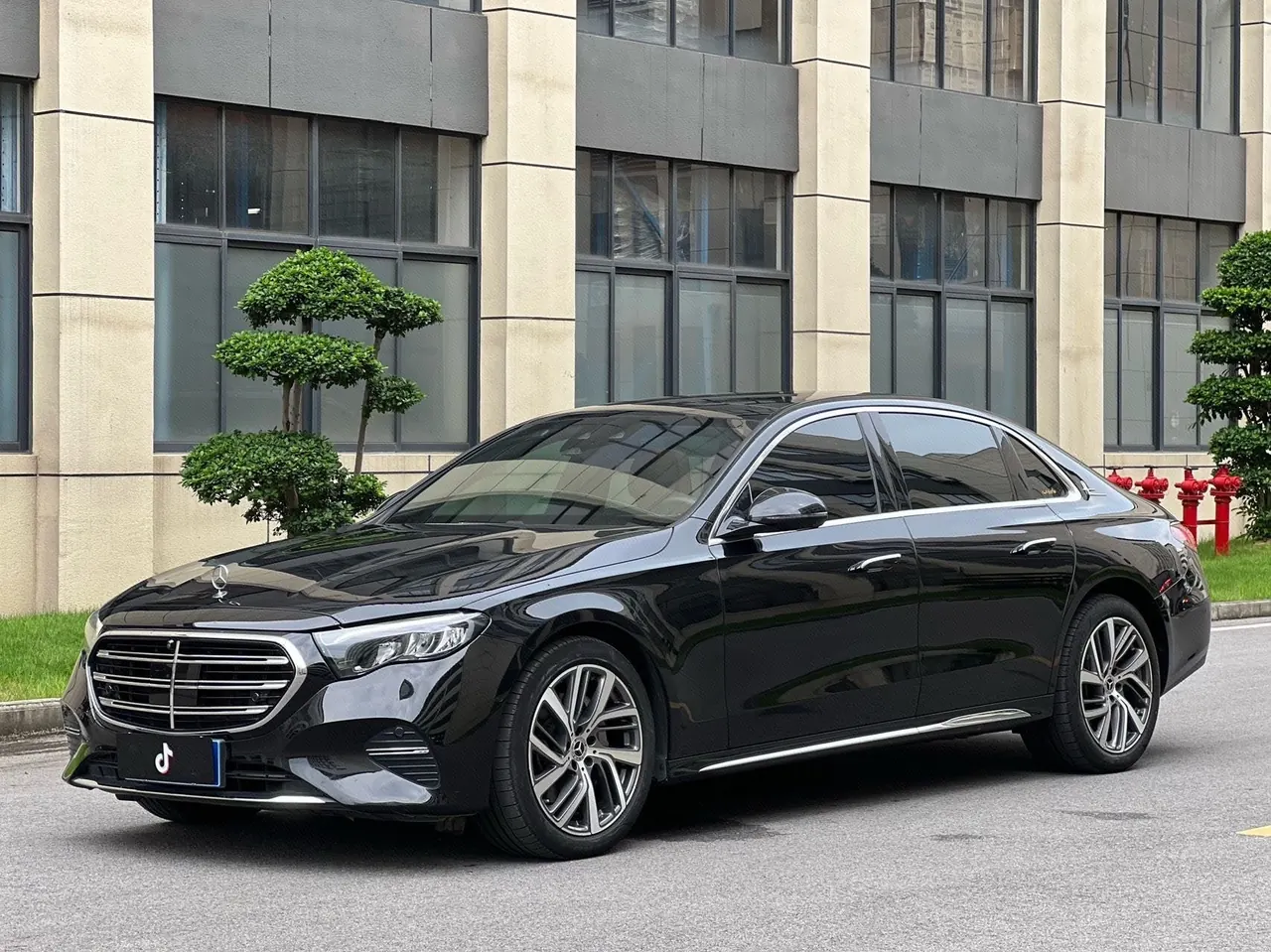 Open image lightbox: Mercedes Benz E-Class New Energy 2024 E 350 e L 2.0T Sports Automatic