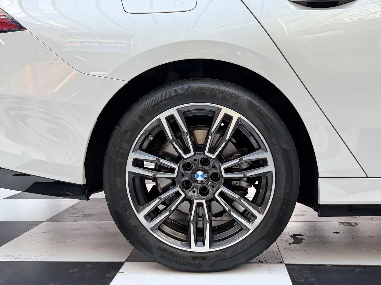 BMW 5 Series 2026 model 525Li 48V 2.0T M Sport Package automatic transmission 15