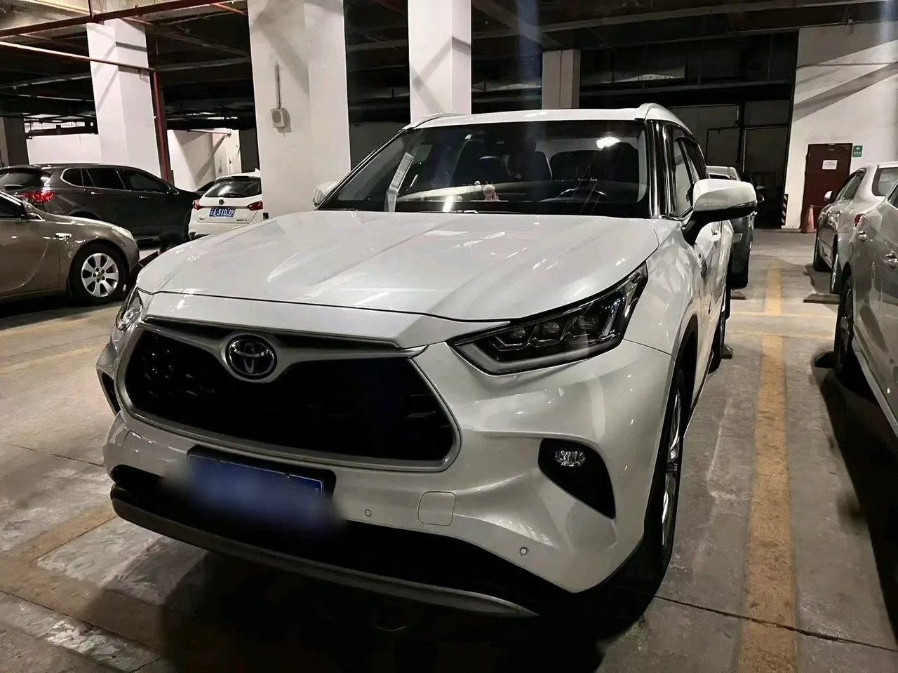 Open image lightbox: Toyota 2023 Highlander Dual Engine 2.5 Stepless Intelligent Electric Hybrid Four-wheel Drive Premium Edition 7-seat Automatic Transmission