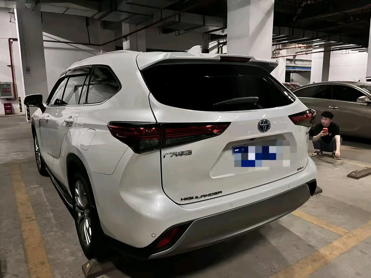 Toyota 2023 Highlander Dual Engine 2.5 Stepless Intelligent Electric Hybrid Four-wheel Drive Premium Edition 7-seat Automatic Transmission 2