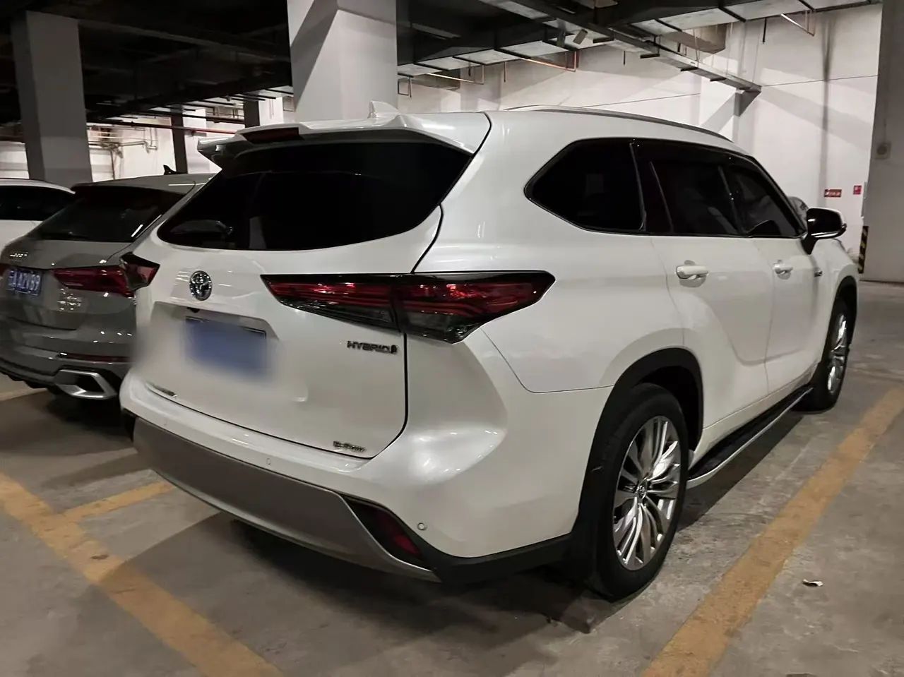 Toyota 2023 Highlander Dual Engine 2.5 Stepless Intelligent Electric Hybrid Four-wheel Drive Premium Edition 7-seat Automatic Transmission 3