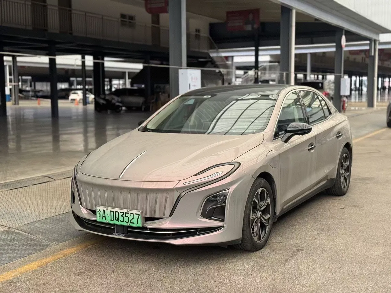 Open image lightbox: HongQi 2022 E-QM 5 431km Charging Enjoy Edition Automatic Gear