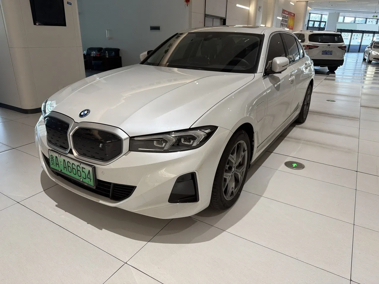 Open image lightbox: BMW 2022 i3 eDrive 35L automatic gear