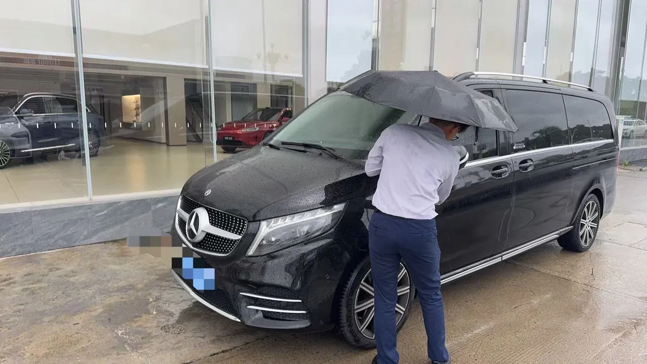 Open image lightbox: Mercedes Benz V 2022V 260 L 2.0T Deluxe Edition Automatic Gear