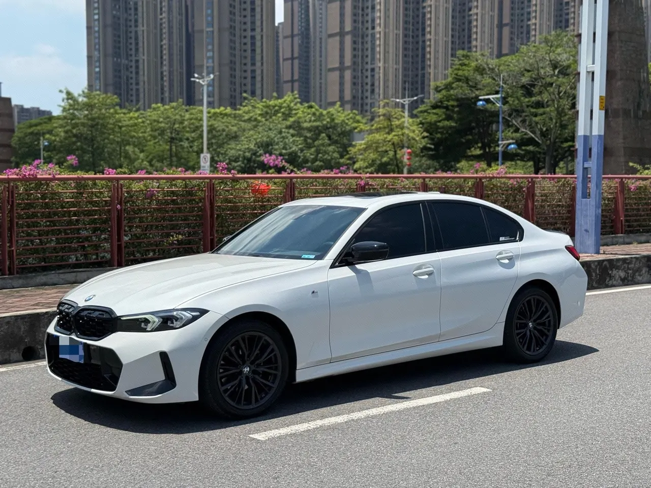 打开图片灯箱:BMW 3 Series 2023 325i 2.0T M Sports Obsidian Night Suit Automatic Gear