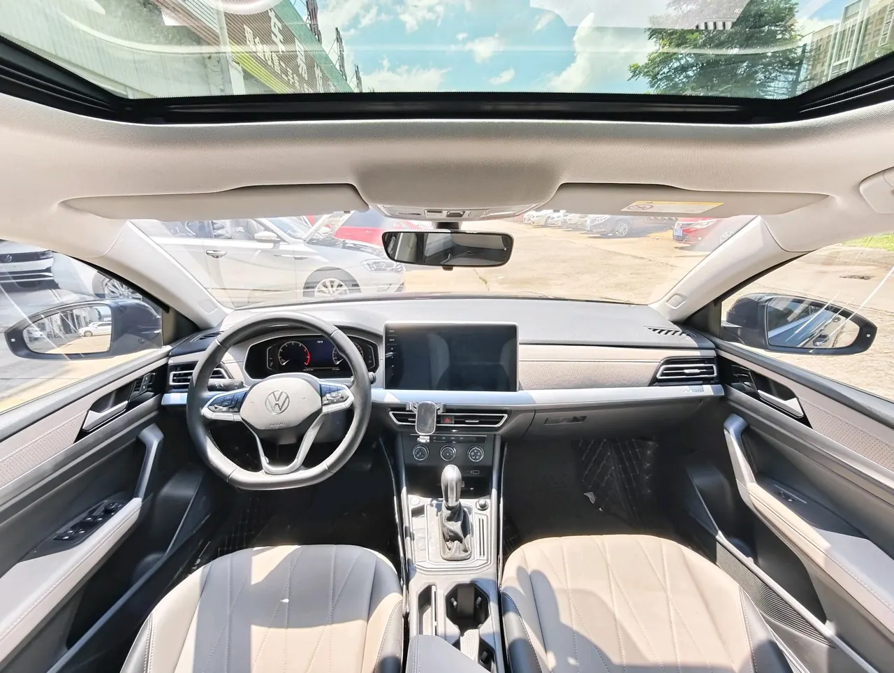 Volkswagen 2023 LaVida 1.5 5 Million Edition Automatic 10