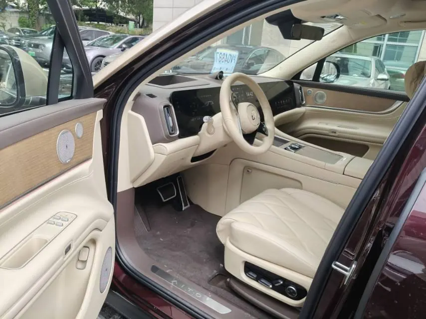 AITO 2025 AITO M9 extended range Ultra version 52kWh6 seat version automatic gear 7