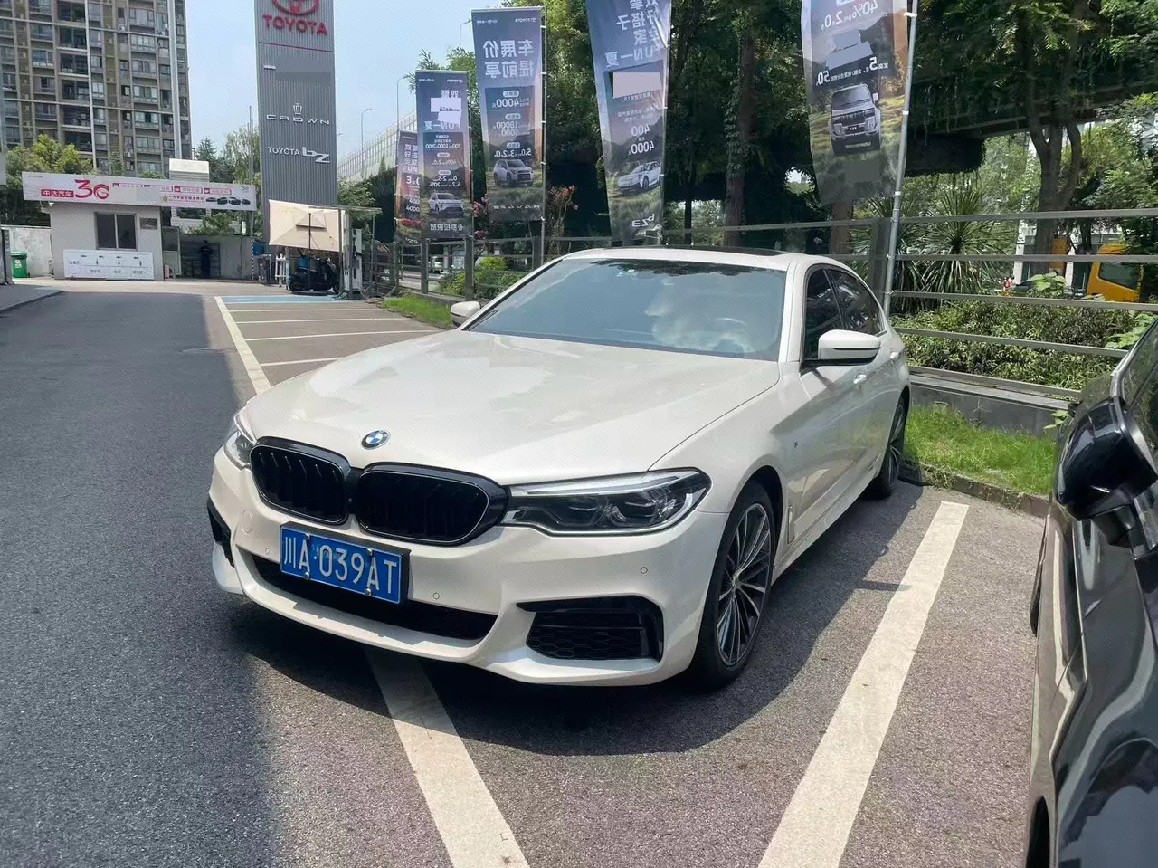 Open image lightbox: BMW 5 Series 2020 530Li 2.0T Exclusive M Sports Suit Automatic Gear