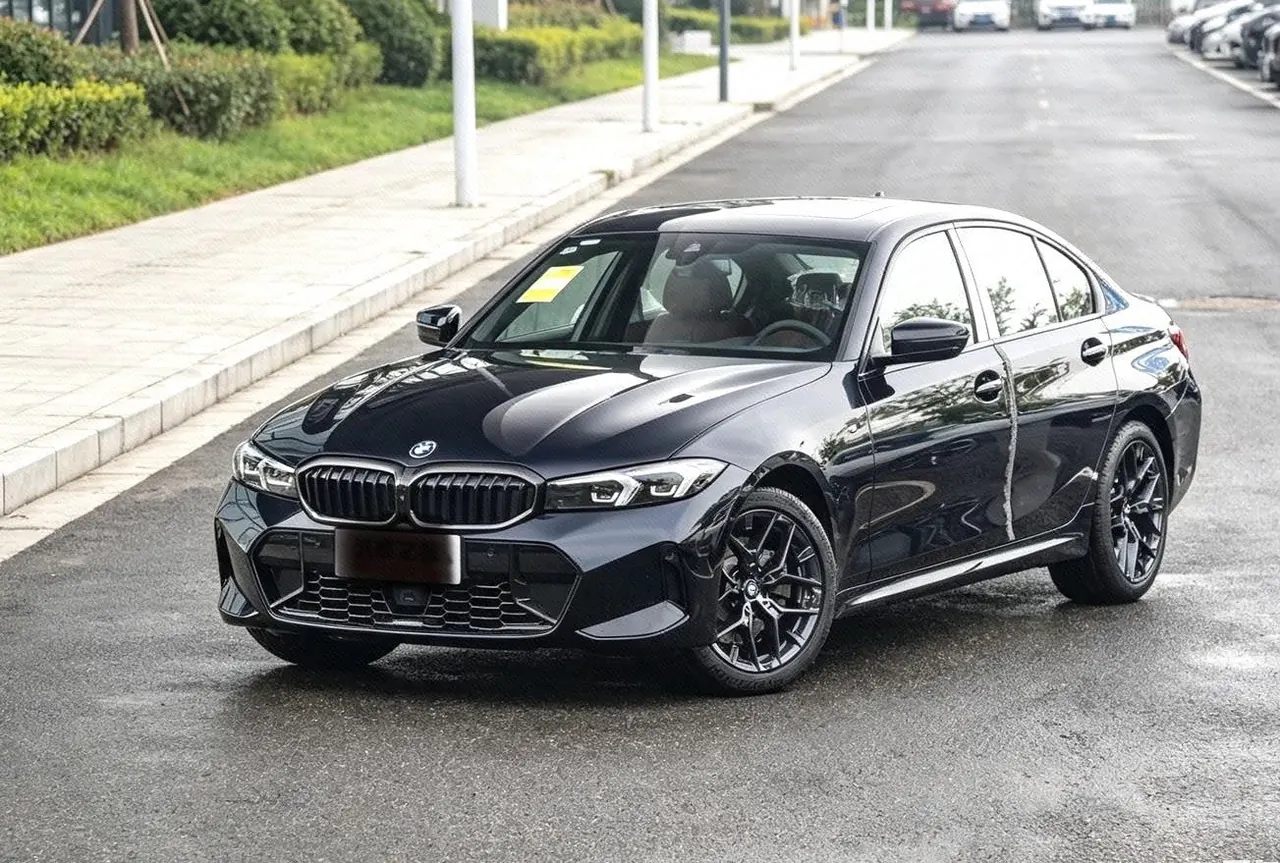 打开图片灯箱:BMW 3 Series 2025 330Li 2.0T M Sports Obsidian Night Suit Automatic Gear