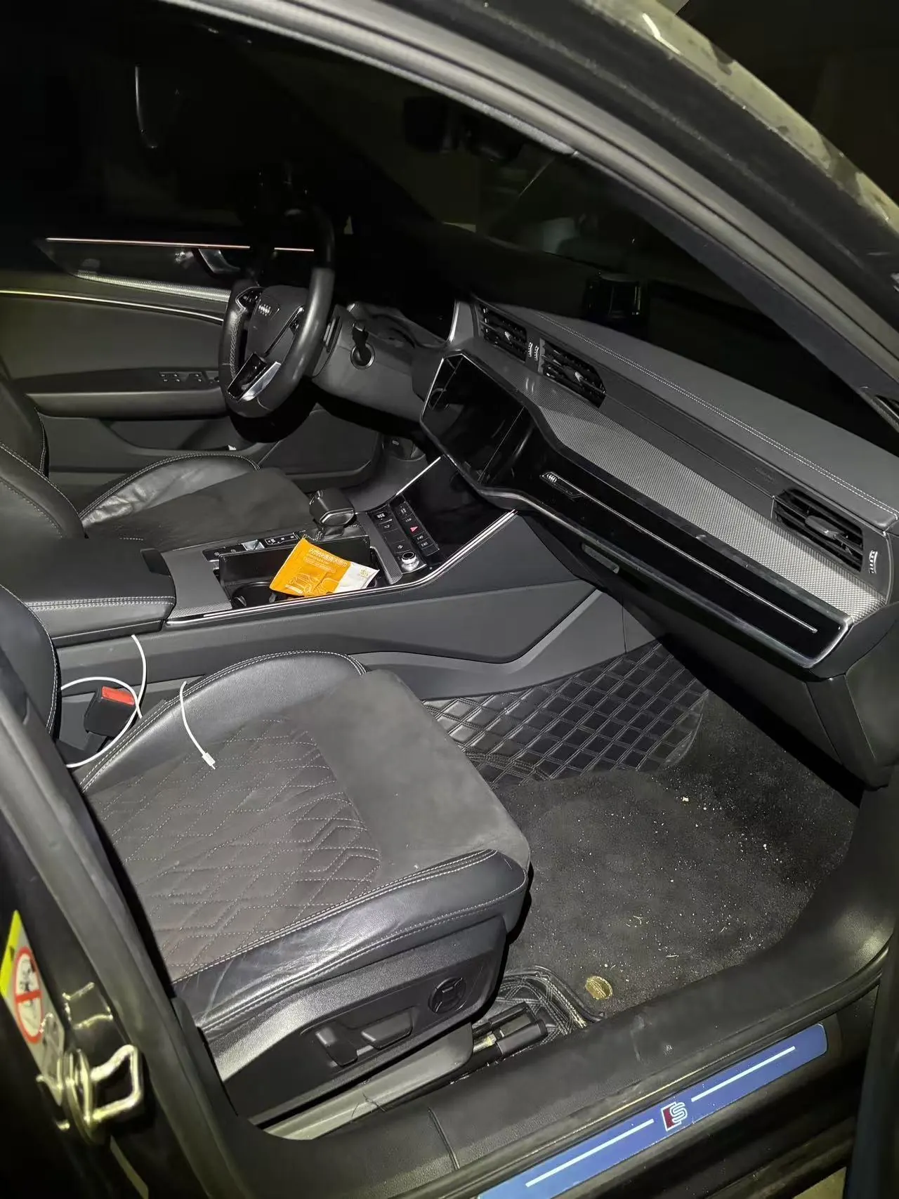 Audi 2021 A6L 2.0TFSI 45TFSI into the life version of automatic gear 3