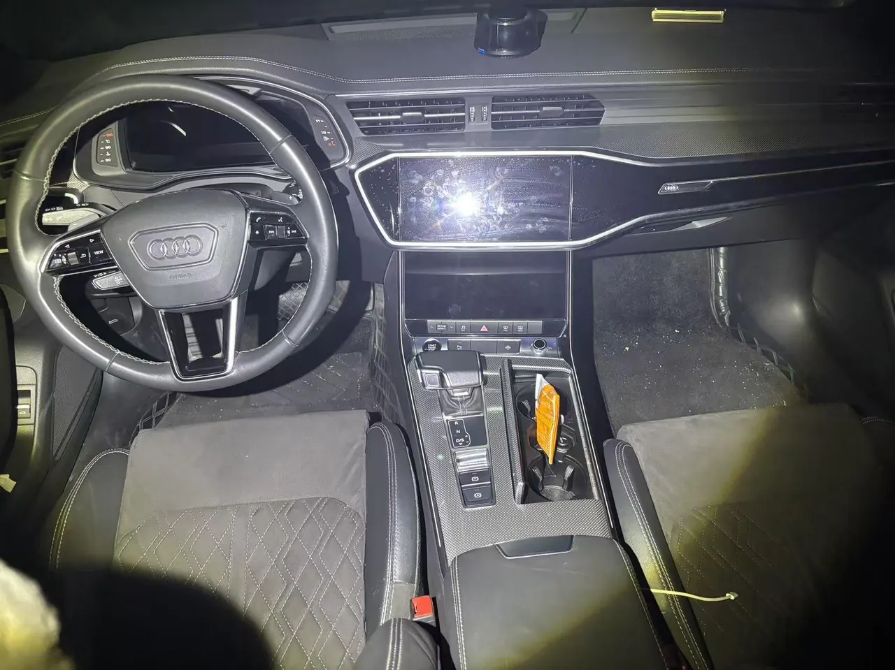 Audi 2021 A6L 2.0TFSI 45TFSI into the life version of automatic gear 6