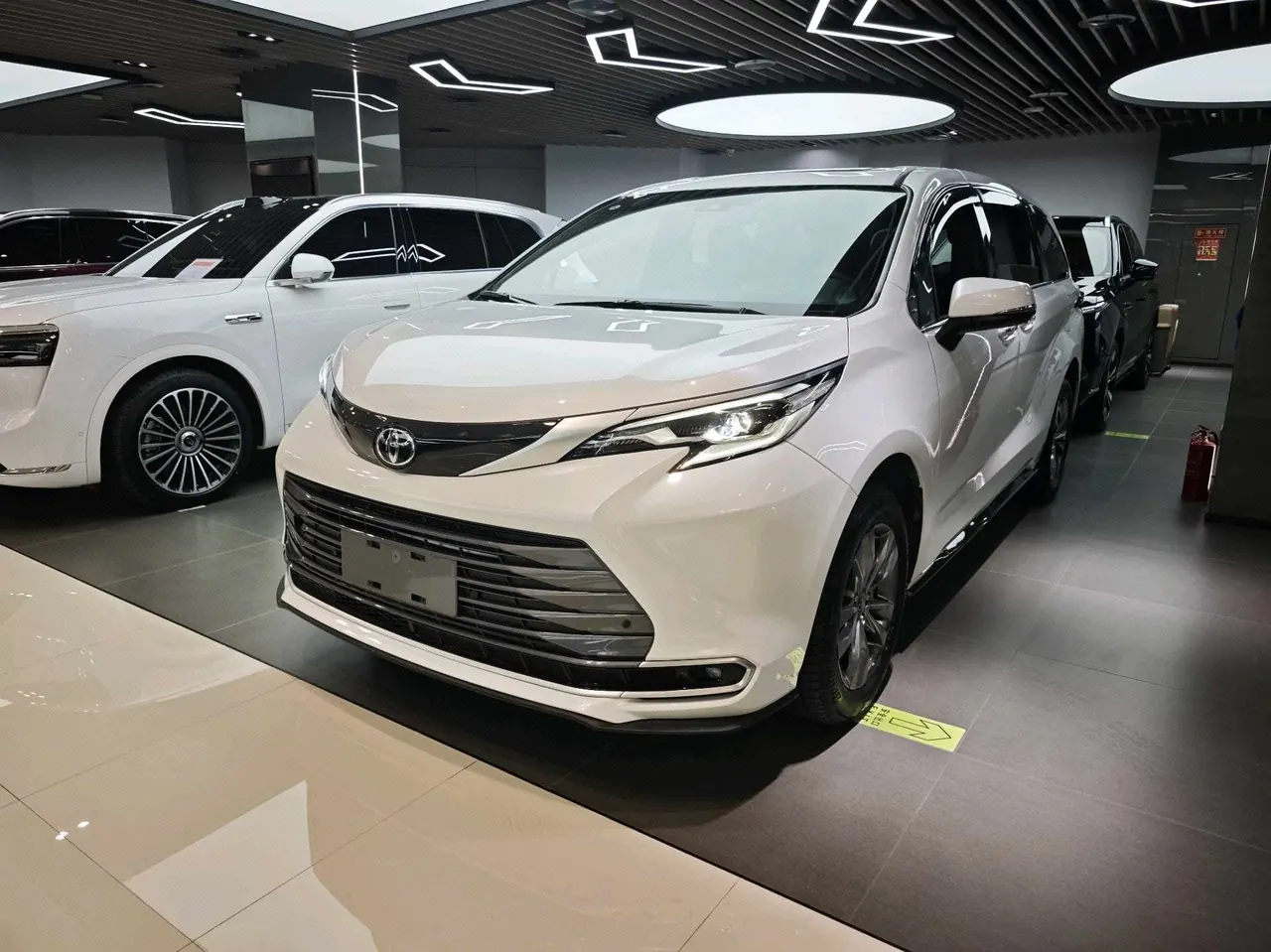 Open image lightbox: Toyota 2026 Sana 2.5 Stepless Two-Drive Deluxe Edition Automatic Transmission