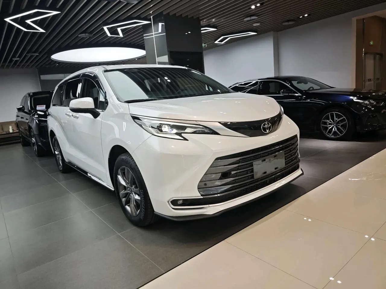 Toyota 2026 Sana 2.5 Stepless Two-Drive Deluxe Edition Automatic Transmission 3