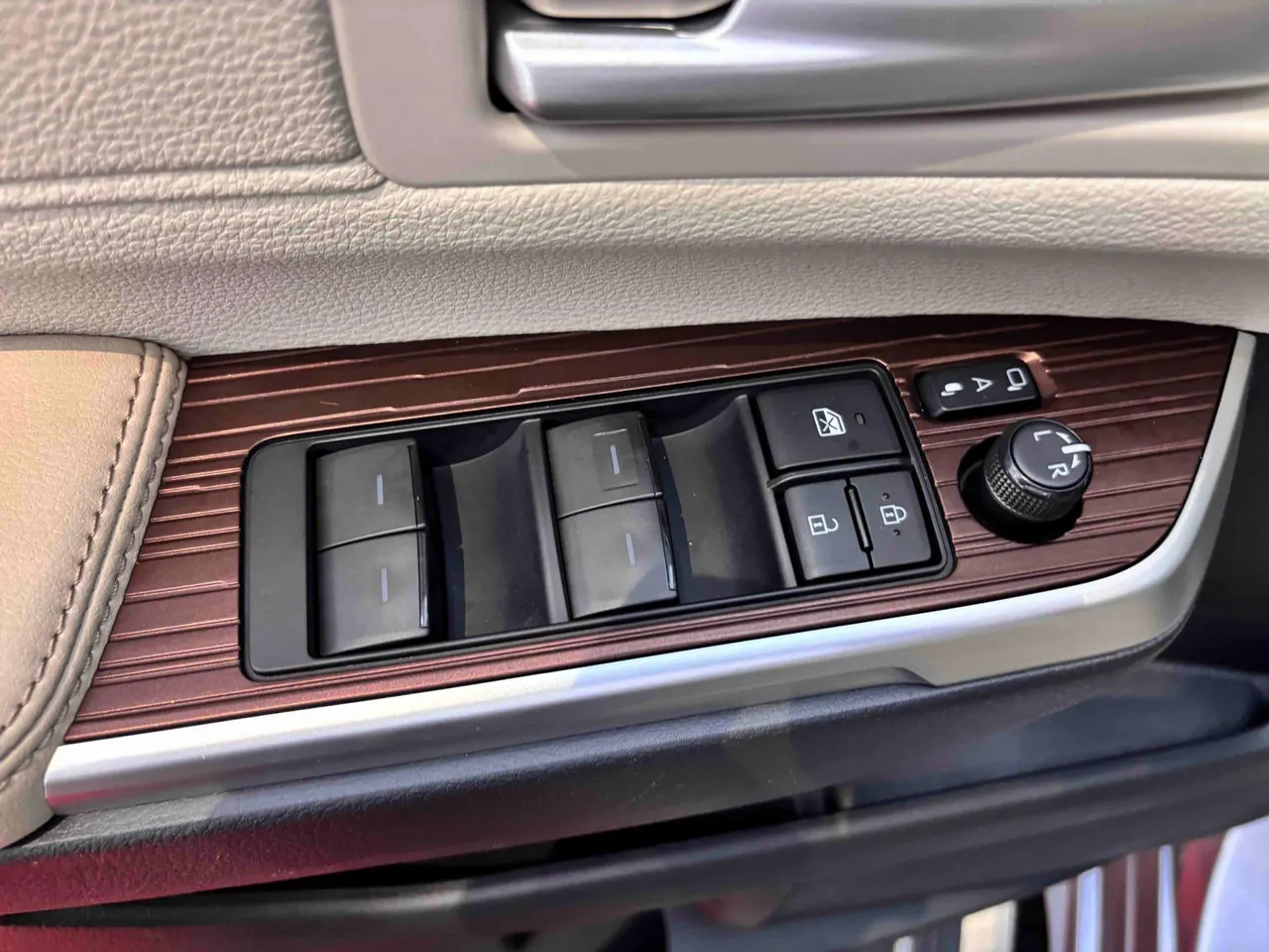 Toyota 2023 Sana 2.5 Stepless Deluxe Edition Automatic Gear 7