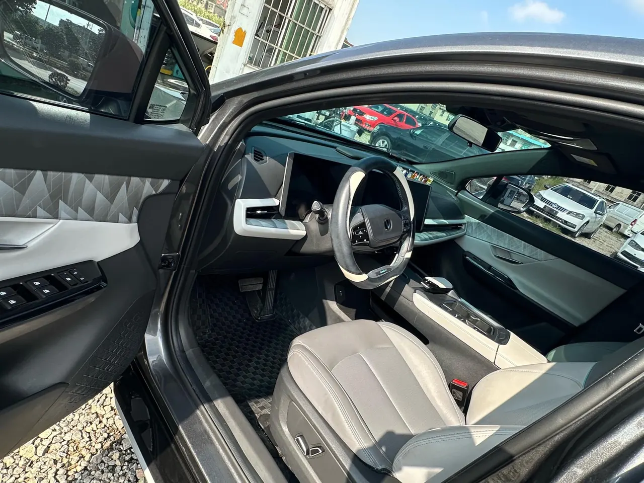 Chang 'an 2023 UNI-T 1.5T Premium Automatic Gear 4