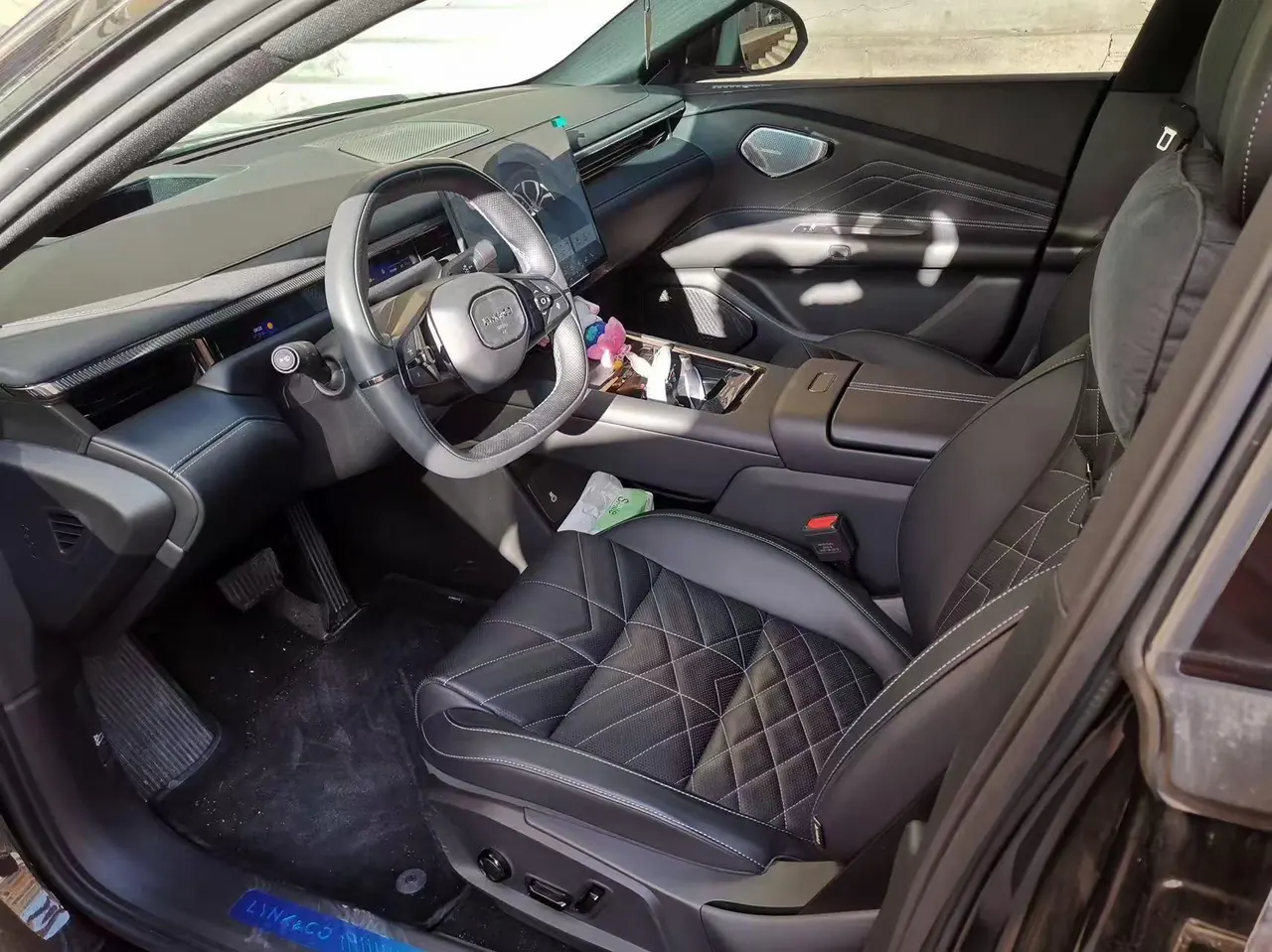 LYNK&amp;CO 2025 LYNK&amp;CO 10 EM-P 1.5T 120 four-wheel drive Ultra automatic gear 2