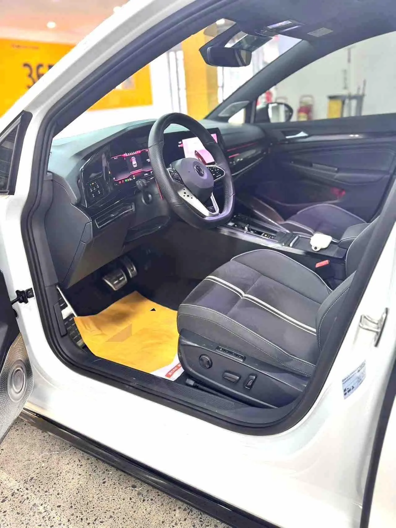 Volkswagen 2023 Golf 8 R-Line 1.4TSI 280TSI Lite Automatic 9
