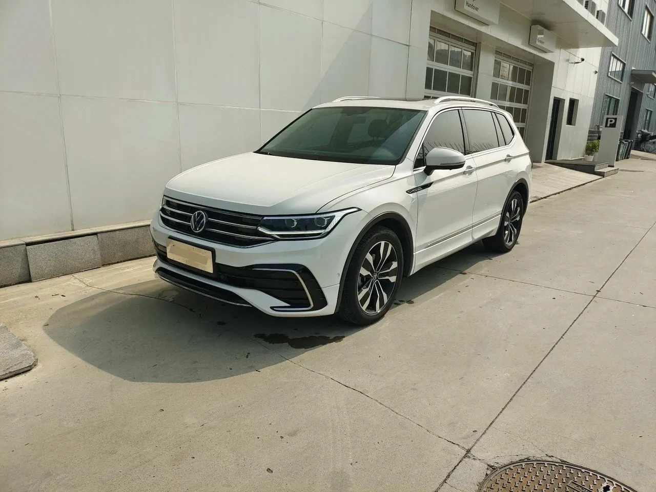 Open image lightbox: Volkswagen 2022 Tiguan L R-Line 2.0TSI 330TSI Two-Drive R-Line Overdrive Automatic Gear