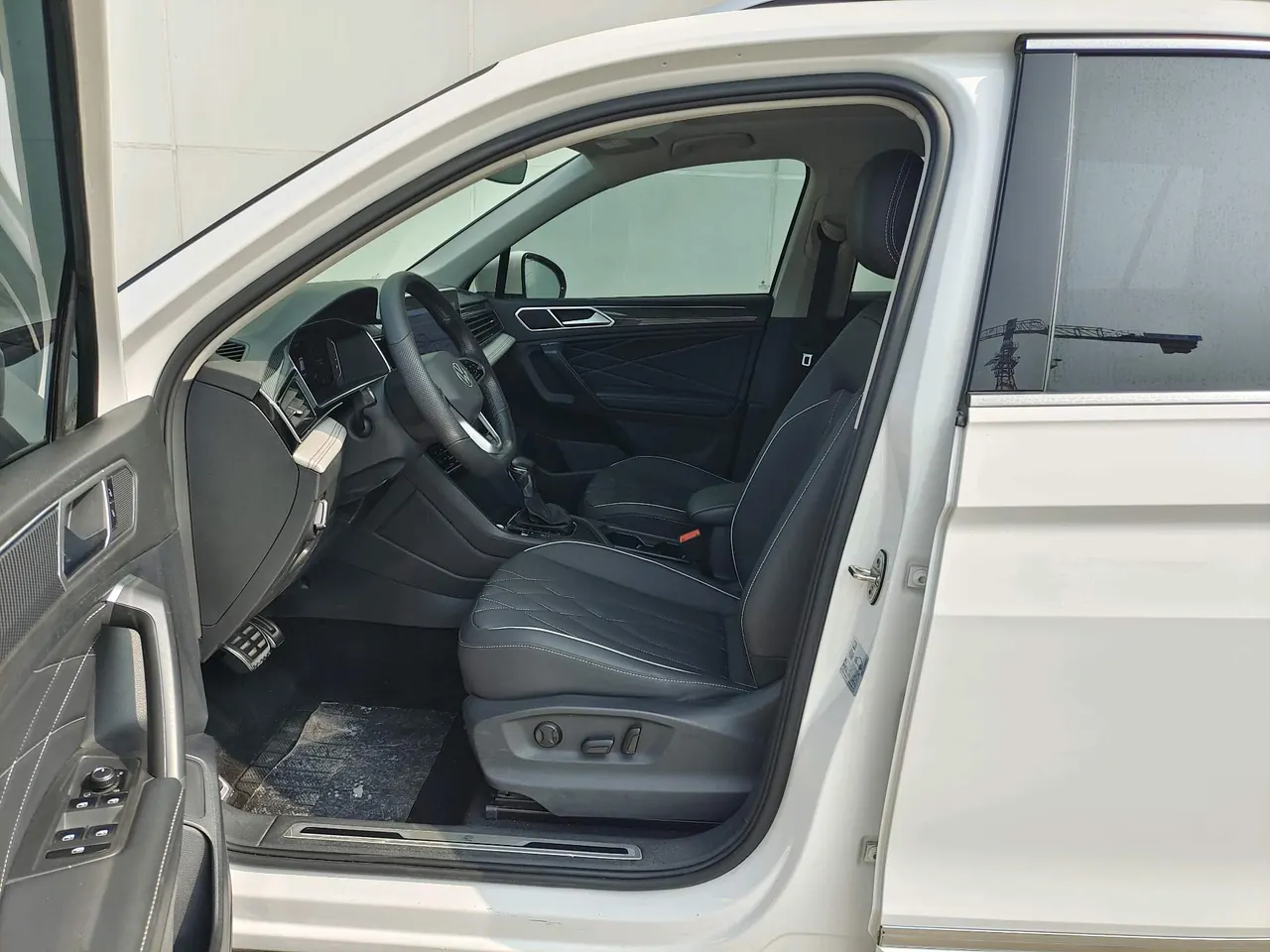 Volkswagen 2022 Tiguan L R-Line 2.0TSI 330TSI Two-Drive R-Line Overdrive Automatic Gear 3