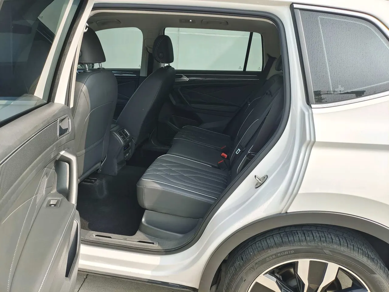 Volkswagen 2022 Tiguan L R-Line 2.0TSI 330TSI Two-Drive R-Line Overdrive Automatic Gear 4