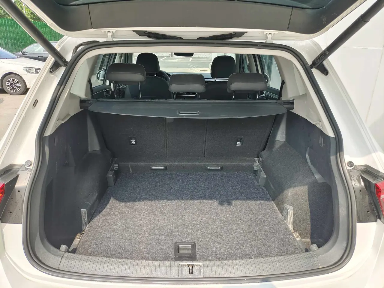 Volkswagen 2022 Tiguan L R-Line 2.0TSI 330TSI Two-Drive R-Line Overdrive Automatic Gear 6