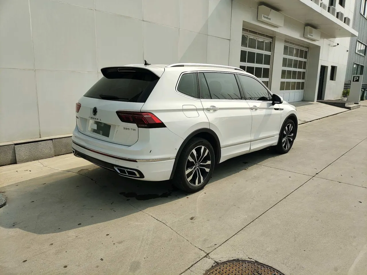 Volkswagen 2022 Tiguan L R-Line 2.0TSI 330TSI Two-Drive R-Line Overdrive Automatic Gear 7