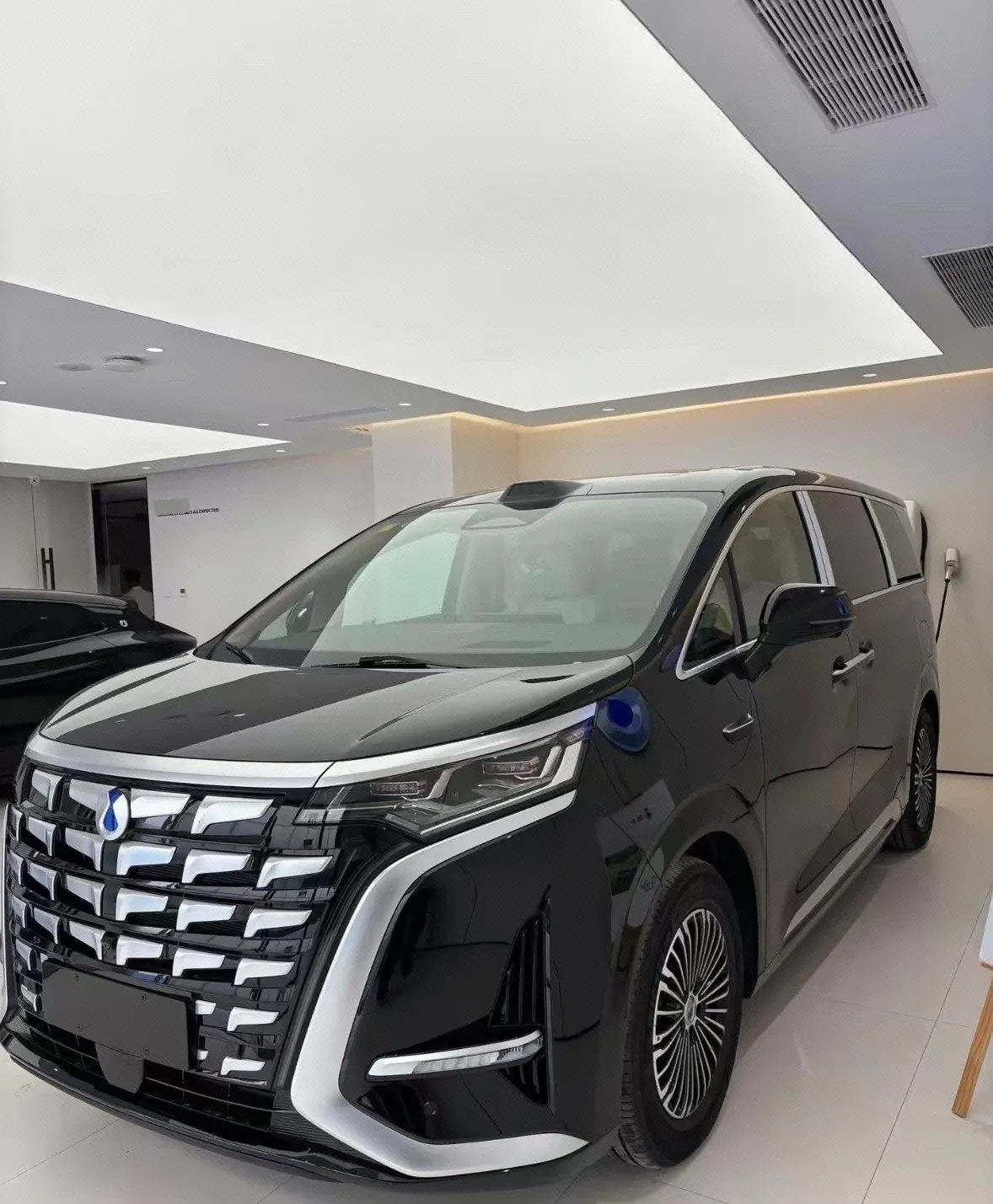 打开图片灯箱:Denza 2026 Denza D9 DM-i 1.5T stepless four-wheel drive flash charging noble automatic gear