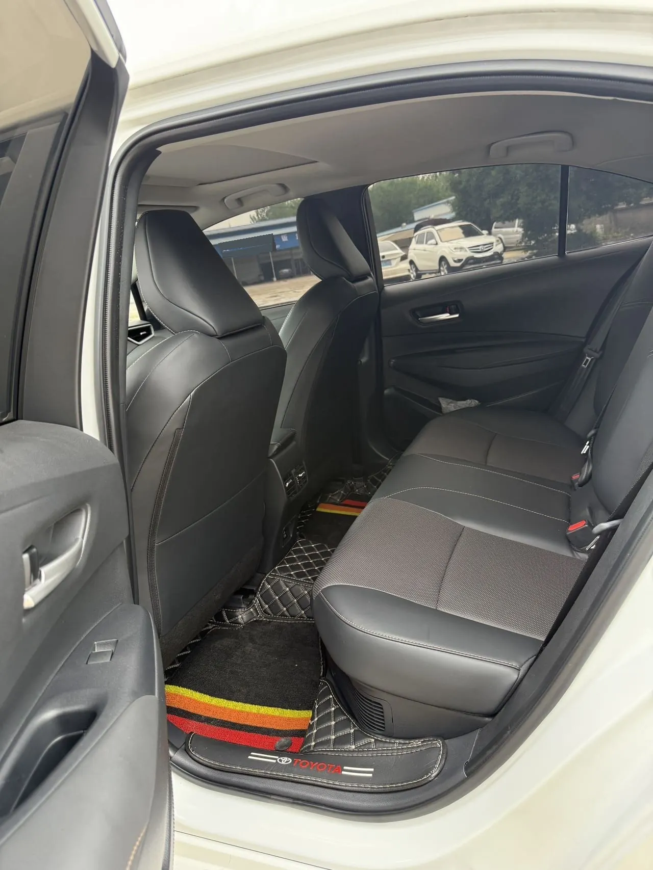 Toyota 2023 Lei Ling Shuangqing 1.8 Stepless Intelligent Electric Hybrid Deluxe Edition Automatic Gear 4