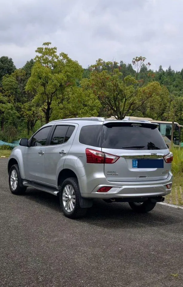 Isuzu 2023 mu-X 2.0T 4-wheel drive Jinyue Deluxe 5-seat automatic gear 3