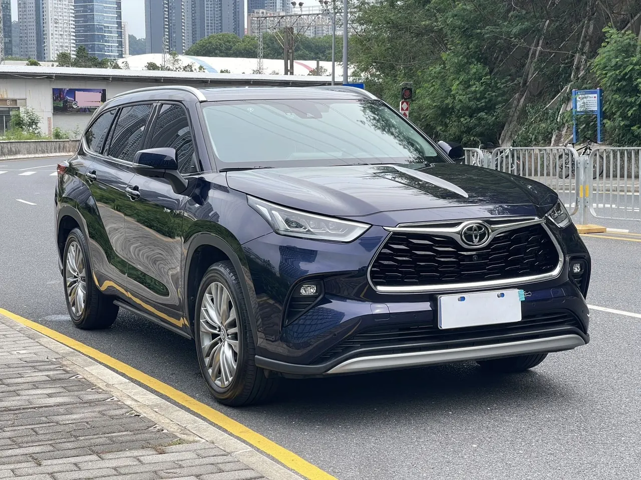 Toyota 2024 Highlander Dual Engine 2.5 Stepless Intelligent Electric Hybrid Four-wheel Drive Extreme Edition 7-seat Automatic Transmission 3